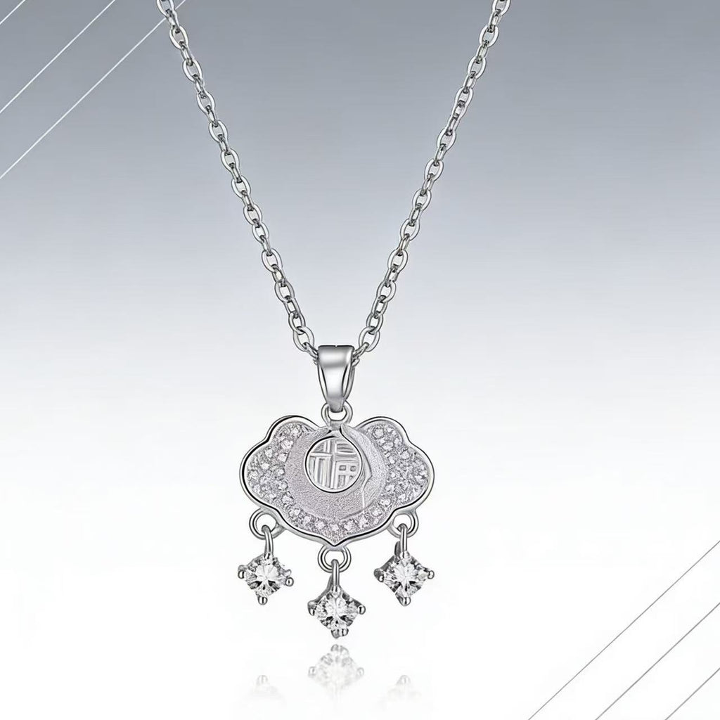 Fashionable Womens Clavicle Chain With A Heart Shaped Pendant